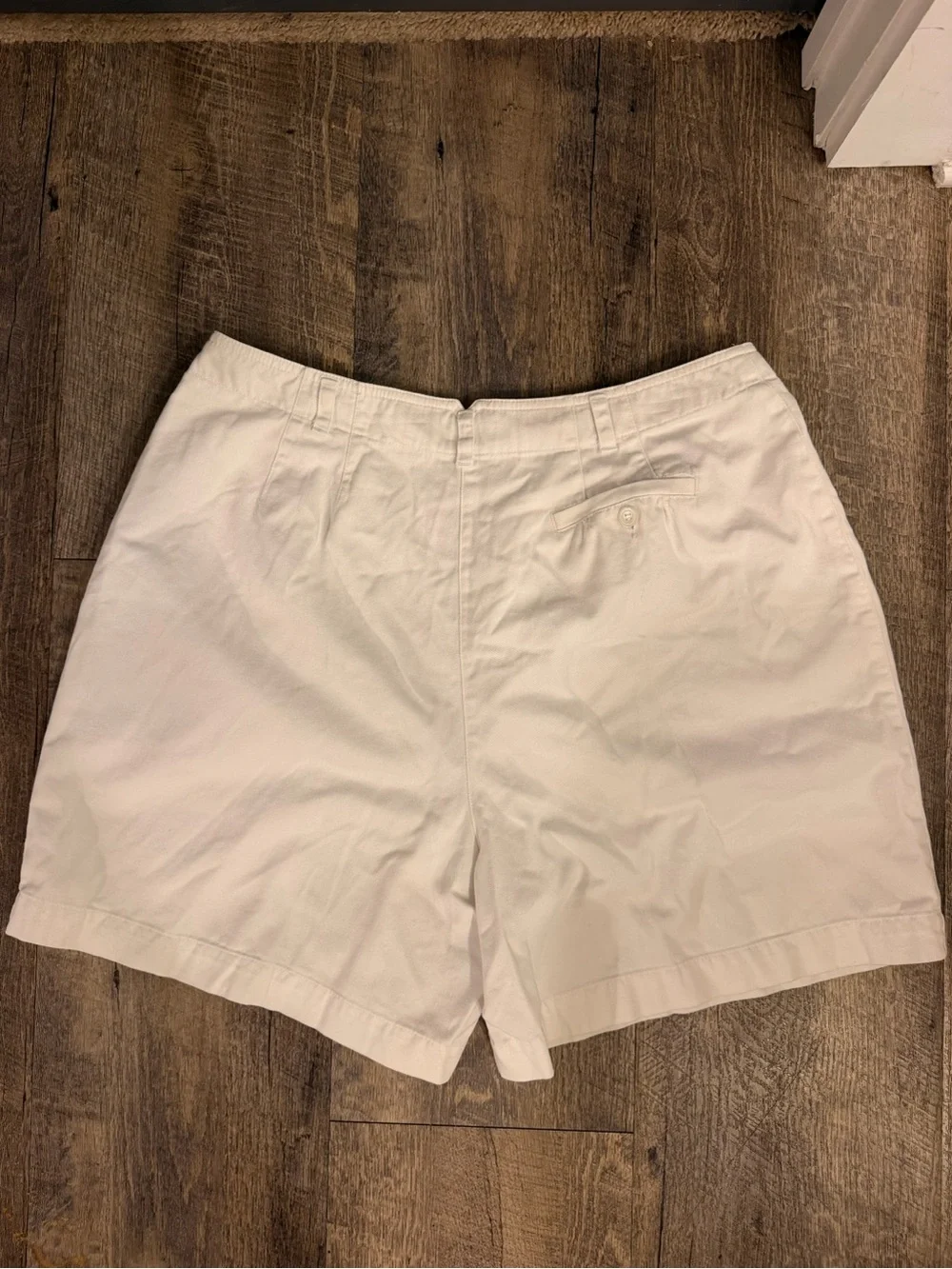 Liz Claiborne Lizsport White Pleated High Rise Shorts 16